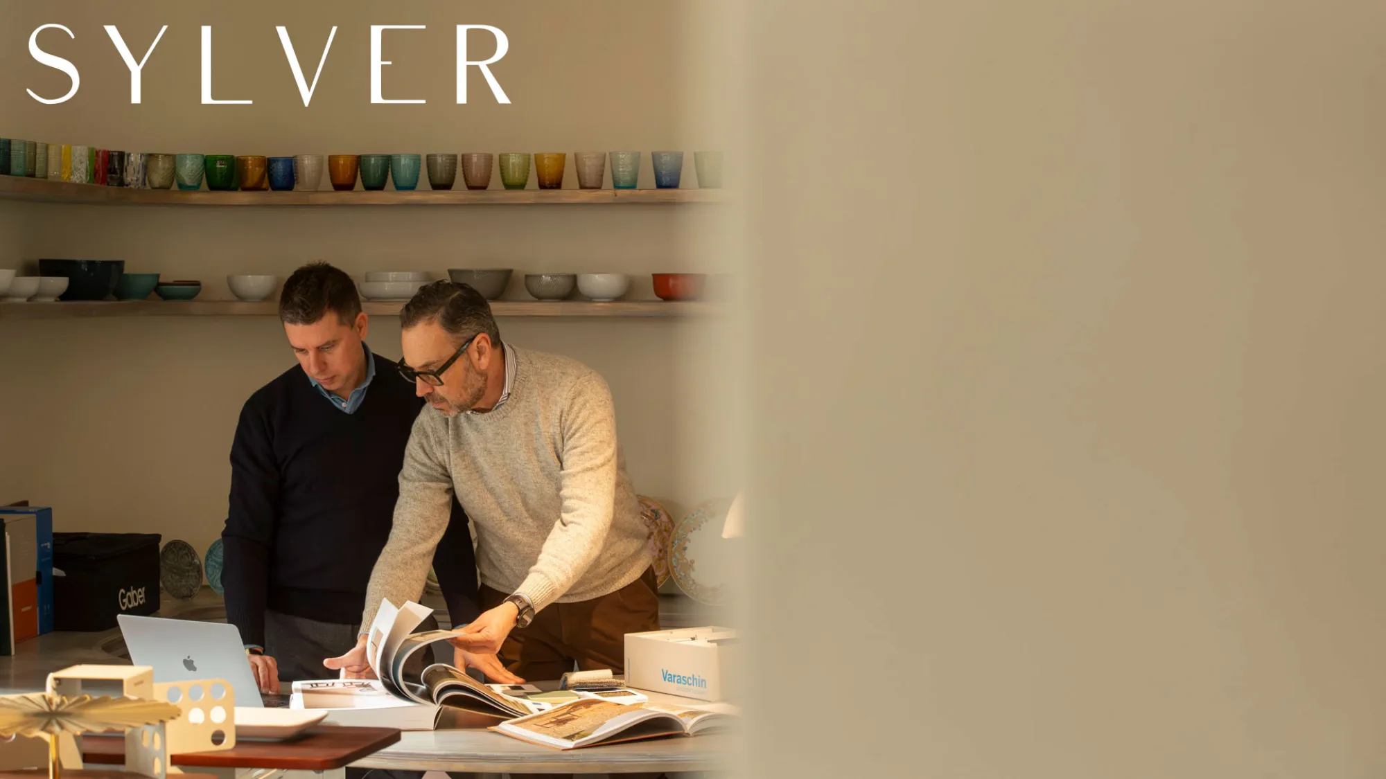 Gionata e Sylvain al lavoro nello showroom